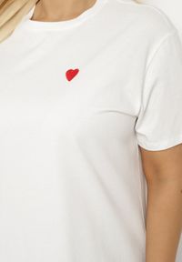 Born2be - Biały Bawełniany T-shirt Ozdobiony Sercem Tolianee. Okazja: na co dzień. Kolor: biały. Materiał: bawełna. Wzór: aplikacja. Styl: klasyczny, casual #6