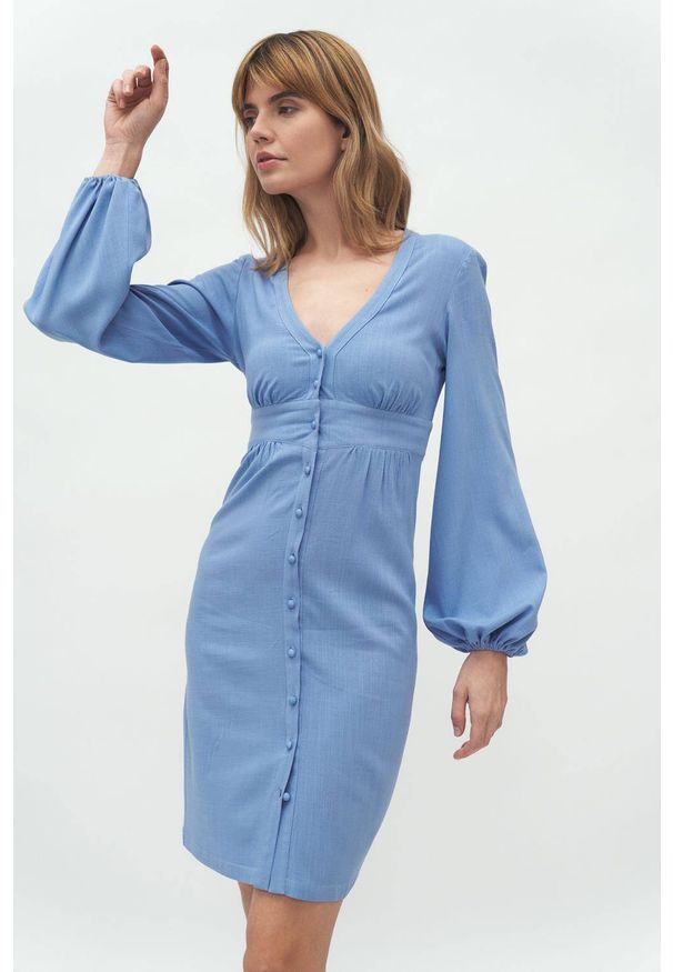 Nife - Niebieska sukienka z odcięciem pod biustem bufiaste rękawy. Okazja: na spotkanie biznesowe. Kolor: niebieski. Materiał: materiał. Styl: biznesowy