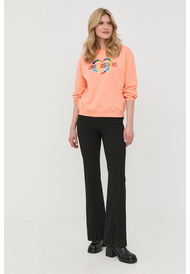 Love Moschino bluza damski kolor pomarańczowy. Okazja: na co dzień. Kolor: pomarańczowy. Wzór: nadruk. Styl: casual
