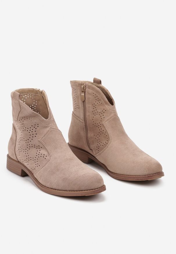 Born2be - Ciemnobeżowe Płaskie Botki Ażurowe w Stylu Boho Revalira. Okazja: do pracy. Kolor: beżowy. Materiał: satyna. Wzór: ażurowy. Styl: boho