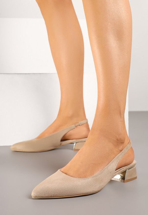 Renee - Ciemnobeżowe Sandały Typu Slingback z Metaliczną Ozdobą Helmio. Okazja: na co dzień. Zapięcie: sprzączka. Kolor: beżowy. Materiał: jeans. Wzór: aplikacja. Styl: elegancki, casual