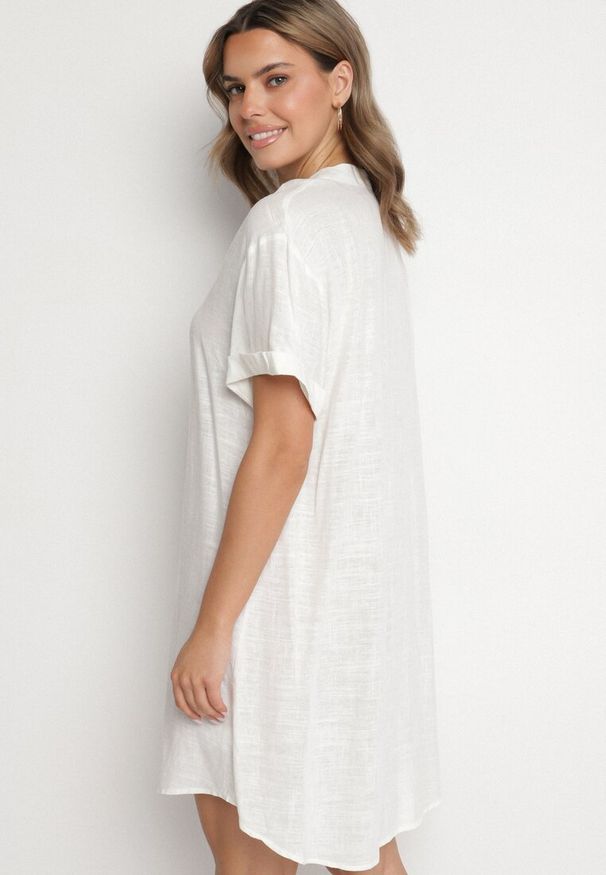 Born2be - Biała Bawełniana Sukienka o Prostym Kroju z Krótkim Rękawem i Guzikami Elaniwen. Okazja: na co dzień. Typ kołnierza: dekolt w serek. Kolor: biały. Materiał: bawełna. Długość rękawa: krótki rękaw. Typ sukienki: proste. Styl: casual, elegancki