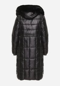 Born2be - Czarna Pikowana Kurtka z Kapturem z Futerkiem z Możliwością Odpięcia Ściągana w Talii Ravanna. Okazja: na co dzień. Typ kołnierza: kaptur. Kolor: czarny. Materiał: futro. Styl: casual, elegancki #6