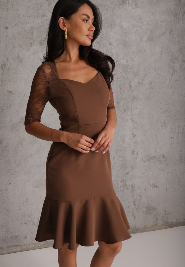 Renee - Brązowa Sukienka VICES o Taliowanym Kroju z Rękawami z Koronki Metirei. Kolor: brązowy. Materiał: koronka. Wzór: koronka. Styl: elegancki