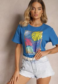 Renee - Niebieski Casualowy T-shirt z Bawełny Ozdobiony Tropikalnym Motywem Adrinea. Okazja: na co dzień. Kolor: niebieski. Materiał: bawełna. Wzór: aplikacja. Styl: casual