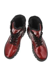 Czerwone Botki Rieker Lakierowane Buty Damskie. Okazja: na co dzień. Zapięcie: sznurówki. Kolor: czerwony. Materiał: lakier. Szerokość cholewki: normalna. Sezon: zima. Styl: casual, klasyczny #3