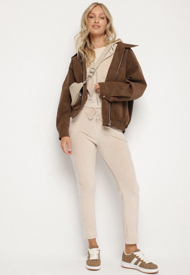 Born2be - Beżowy Welurowy Komplet Dresowy 2-Częściowy z Lampasami Bluza i Spodnie Atiriv. Kolor: beżowy. Materiał: welur, dresówka