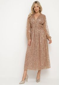 Born2be - Złota Sukienka Siateczkowa o Kopertowym Kroju Zdobiona Cekinami Boniga. Typ kołnierza: dekolt w kształcie V. Kolor: złoty. Wzór: aplikacja. Typ sukienki: kopertowe. Styl: klasyczny, wizytowy #1