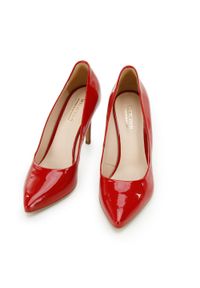 Wittchen - Szpilki ze skóry lakierowanej klasyczne czerwone. Okazja: na co dzień, na ślub cywilny, na wesele. Kolor: czerwony. Materiał: lakier, skóra. Obcas: na szpilce. Styl: klasyczny. Wysokość obcasa: wysoki #8