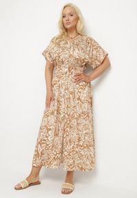 Born2be - Beżowa Sukienka Wiskozowa w Kwiaty Rozkloszowana Efrisa. Okazja: na co dzień. Typ kołnierza: dekolt w kształcie V. Kolor: beżowy. Wzór: kwiaty. Typ sukienki: rozkloszowane. Materiał: wiskoza. Długość rękawa: krótki rękaw. Sezon: lato. Styl: casual, elegancki #1