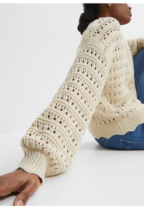 bonprix - Kardigan w ażurowy wzór z czystej bawełny. Kolor: beżowy. Materiał: bawełna. Wzór: ażurowy