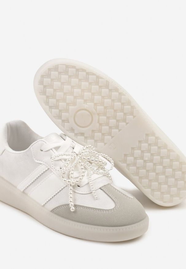 Born2be - Srebrno-Szare Sneakersy w Stylu Klasycznych Tenisówek z Perłowym Zdobieniem Nalarie. Okazja: na co dzień. Kolor: srebrny. Materiał: jeans. Szerokość cholewki: normalna. Wzór: aplikacja. Obcas: na płaskiej podeszwie
