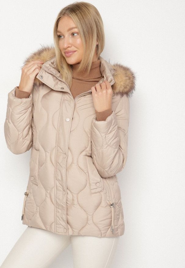 Born2be - Ciemnobeżowa Pikowana Kurtka o Pudełkowym Kroju z Odpinanym Kapturem z Futrem Lilssia. Okazja: na co dzień. Kolor: beżowy. Materiał: futro. Styl: elegancki, casual, klasyczny