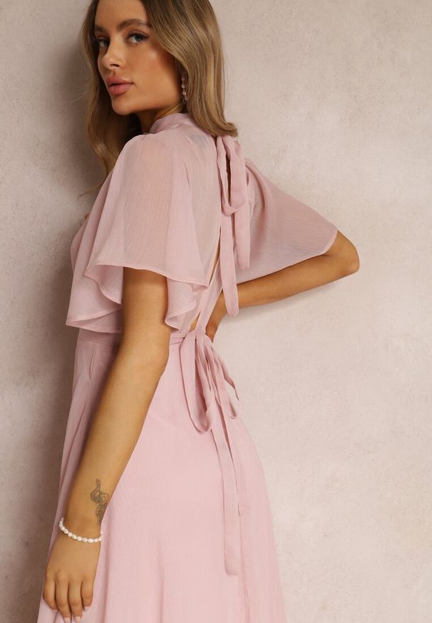 Renee - Różowa Rozkloszowana Sukienka z Odkrytymi Plecami i Wiązaniem Syrissis. Typ kołnierza: kokarda. Kolor: różowy. Materiał: materiał, tkanina. Wzór: aplikacja. Styl: wizytowy, elegancki. Długość: midi