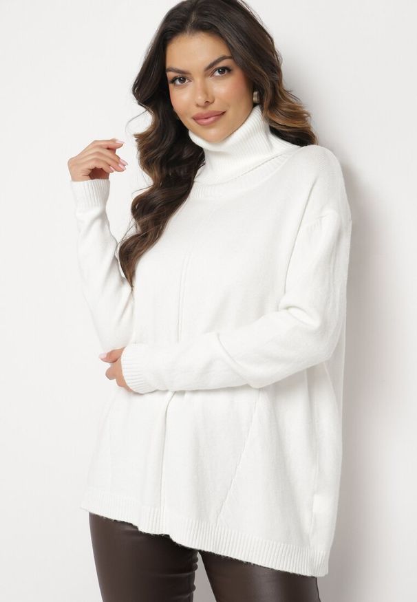 Born2be - Biały Sweter z Golfem i Dodatkiem Kaszmiru Rorizia. Okazja: do pracy, na co dzień. Typ kołnierza: golf. Kolor: biały. Długość: długie. Wzór: aplikacja. Materiał: kaszmir. Długość rękawa: długi rękaw. Sezon: zima, jesień. Styl: casual, klasyczny