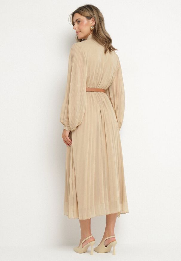 Born2be - Beżowa Plisowana Sukienka o Koszulowym Kroju z Dodatkowym Paskiem Mialessa. Okazja: na co dzień. Kolor: beżowy. Materiał: materiał. Typ sukienki: koszulowe. Styl: casual, klasyczny, elegancki