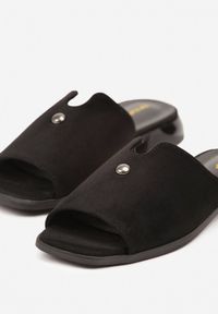 Born2be - Czarne Klapki Vices z Ozdobnym Wycięciem i Aplikacją Tiladea. Okazja: na co dzień. Kolor: czarny. Wzór: aplikacja. Styl: elegancki, casual #6