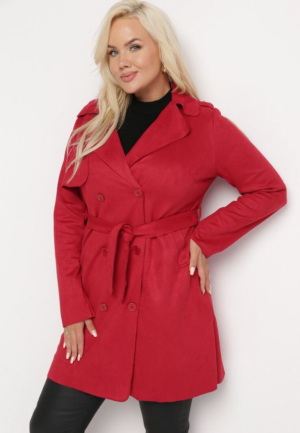 Born2be - Czerwony Płaszcz Zapinany na Guziki z Kieszeniami i Paskiem Antonikes. Kolor: czerwony. Materiał: materiał