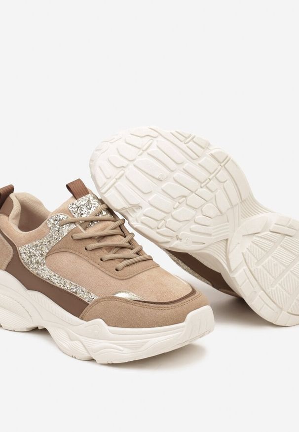 Renee - Ciemnobeżowe Sneakersy na Platformie z Tłoczeniem Ozdobione Cekinami Narisae. Nosek buta: okrągły. Zapięcie: sznurówki. Kolor: beżowy. Materiał: materiał. Wzór: aplikacja. Obcas: na platformie. Wysokość obcasa: niski