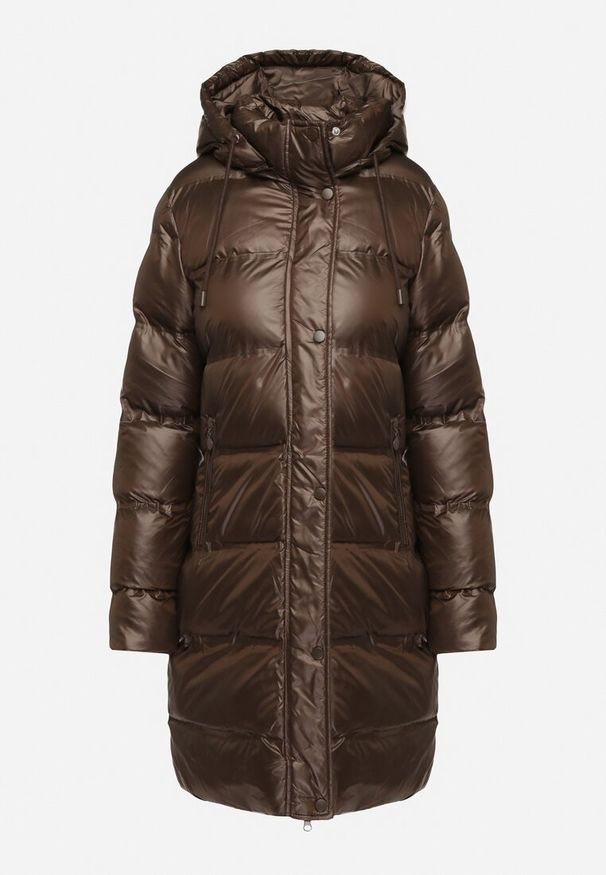 Born2be - Brązowa Pikowana Kurtka o Długim Kroju z Kapturem Kieszeniami i Dwustronnym Suwakiem Sanarose. Okazja: na spacer, na co dzień. Typ kołnierza: kaptur. Kolor: brązowy. Materiał: dzianina, jeans. Długość: długie. Wzór: aplikacja. Styl: casual, elegancki