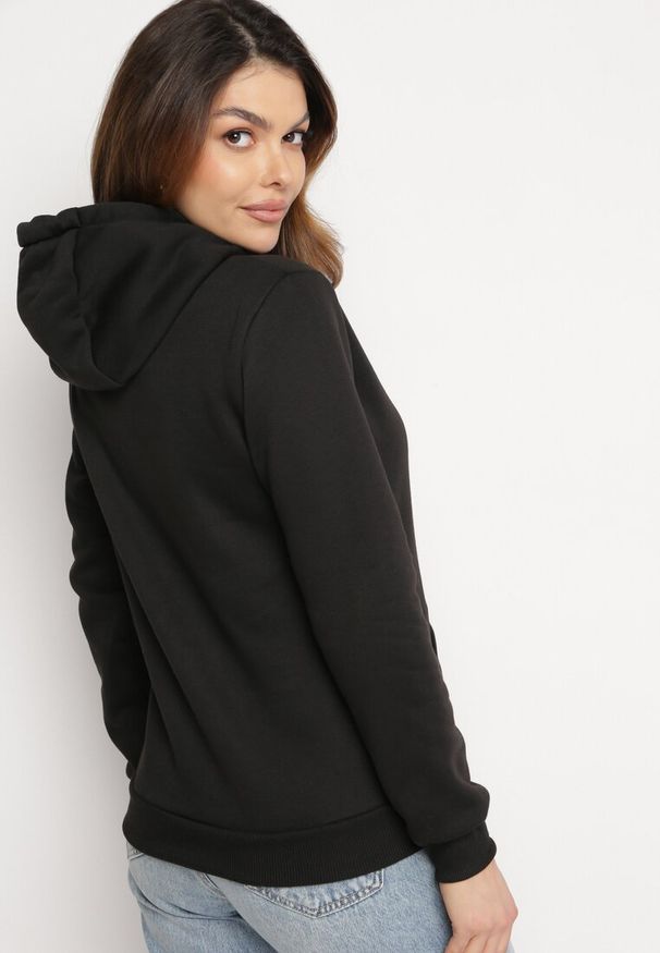 Born2be - Czarna Bluza z Kapturem Kasseia. Typ kołnierza: kaptur. Kolor: czarny. Materiał: dzianina, polar. Styl: klasyczny