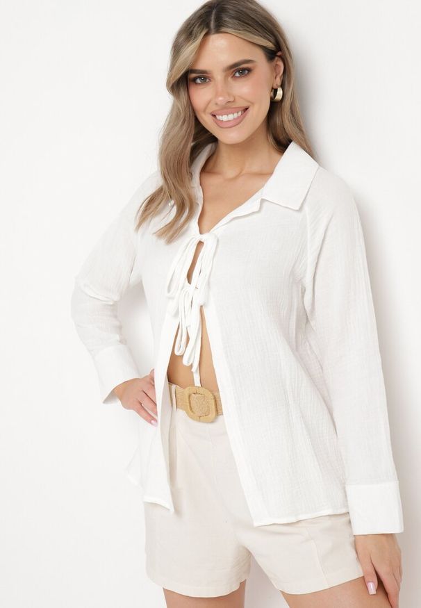 Born2be - Biała Bawełniana Bluzka z Kołnierzykiem i Wiązaniem z Przodu Abilla. Kolor: biały. Materiał: bawełna. Długość rękawa: długi rękaw. Długość: długie. Styl: elegancki, klasyczny