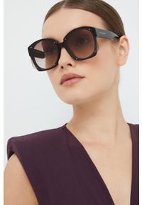 Alexander McQueen okulary przeciwsłoneczne damskie kolor brązowy. Kolor: brązowy. Wzór: geometria #1