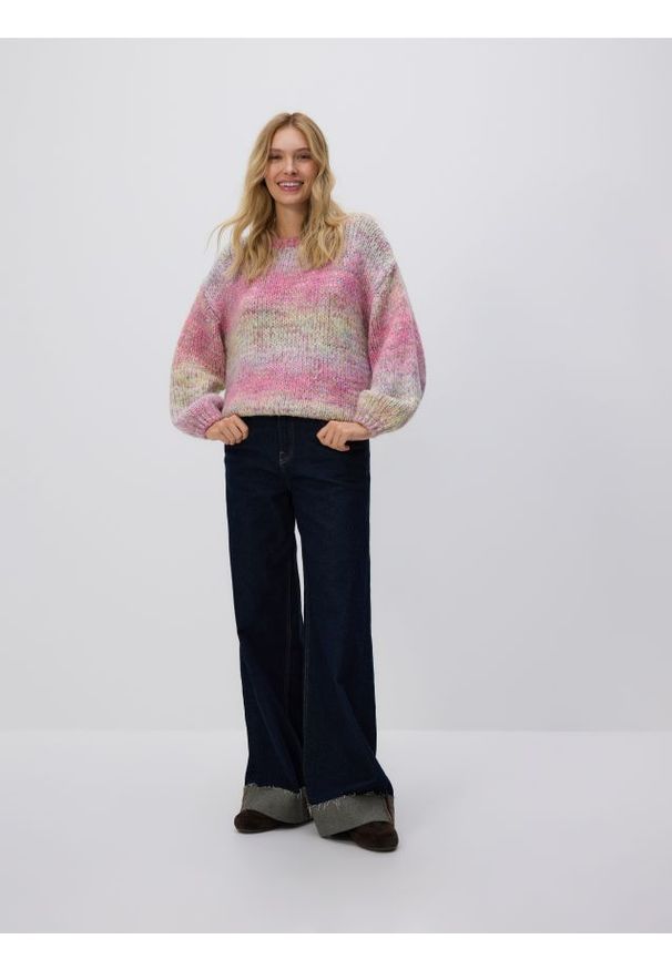 Reserved - Sweter z obniżoną linią ramion - różowy. Kolor: różowy. Materiał: dzianina