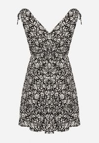 Born2be - Czarno-Biała Bawełniana Sukienka na Ramiączkach ze Ściągaczami i Guzikami z Gumką w Talii Tesria. Okazja: na spacer. Typ kołnierza: dekolt w kształcie V. Kolor: czarny. Materiał: bawełna. Długość rękawa: na ramiączkach. Sezon: lato. Styl: elegancki #7