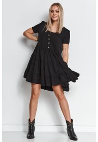 e-margeritka - Zwiewna sukienka z falbanami czarna - 40/42. Kolor: czarny. Materiał: materiał, wiskoza. Wzór: aplikacja. Długość: midi #1
