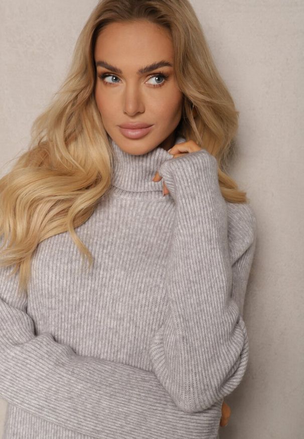 Renee - Jasnoszara Sukienka Dzianinowa Prążkowana Lialethe. Okazja: do pracy, na spotkanie biznesowe. Typ kołnierza: golf. Kolor: szary. Materiał: dzianina, prążkowany. Długość rękawa: długi rękaw. Typ sukienki: oversize. Styl: biznesowy