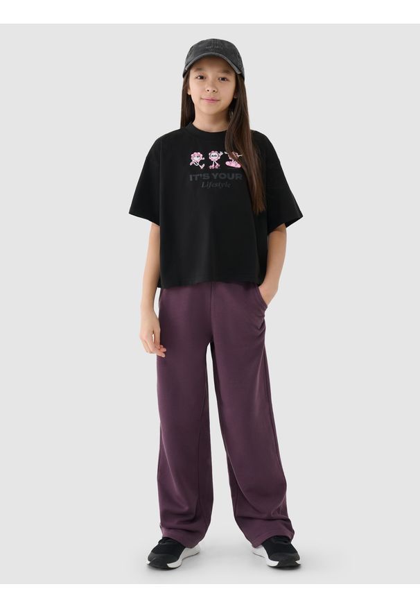 4f - 4F Crop top oversize z nadrukiem dziewczęcy - czarny 140 (9-10 lat). Okazja: na co dzień. Kolor: czarny. Materiał: jersey, dzianina, bawełna. Długość rękawa: krótki rękaw. Długość: krótkie. Wzór: nadruk. Sezon: lato. Styl: casual, sportowy