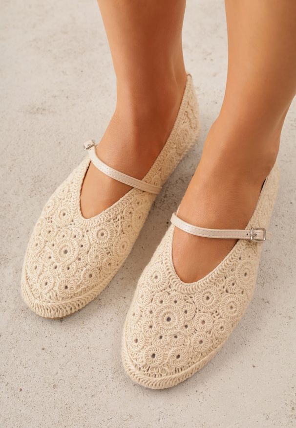 Renee - Ciemnobeżowe Ażurowe Balerinki VICES Ozdobione Plecionką Savamisa. Nosek buta: okrągły. Zapięcie: sprzączka. Kolor: beżowy. Materiał: skóra, materiał. Wzór: ażurowy, aplikacja. Sezon: lato. Obcas: na obcasie. Wysokość obcasa: niski