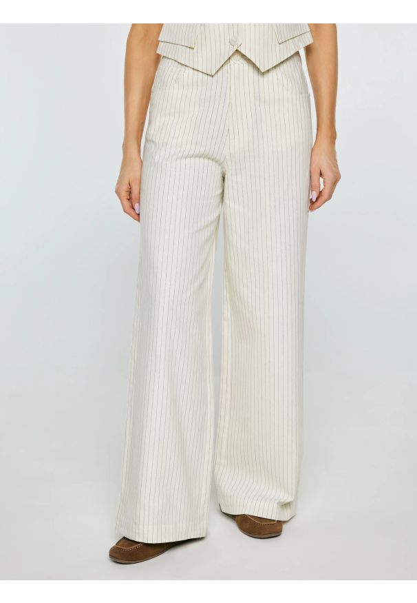Big-Star - Spodnie damskie lniane z szeroką nogawką w prążek kremowe Kinnisi 102. Stan: podwyższony. Kolor: kremowy. Materiał: len. Wzór: prążki. Styl: wizytowy