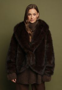 Born2be - Brązowa Kurtka Futerko o Kroju Oversize z Kapturem Nalienta. Okazja: na co dzień. Typ kołnierza: kaptur. Kolor: brązowy. Materiał: futro. Styl: casual, elegancki #5