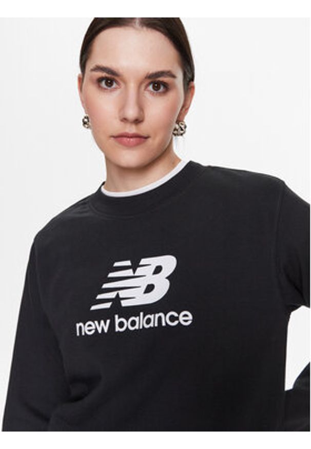 New Balance Bluza Essentials Stacked Logo WT31532 Czarny Relaxed Fit. Kolor: czarny. Materiał: bawełna, syntetyk