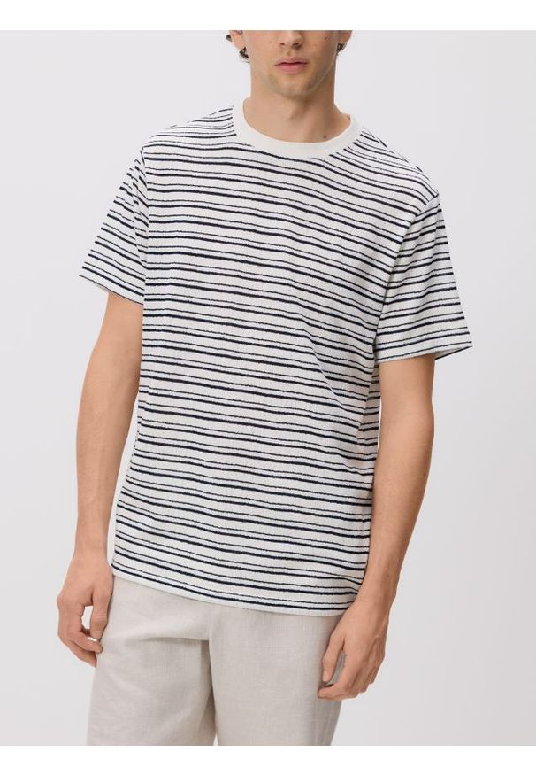 Reserved - T-shirt comfort w paski - granatowy. Kolor: niebieski. Materiał: bawełna, dzianina. Wzór: paski