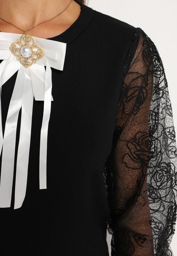 Born2be - Czarny Sweter z Siateczkowymi Rękawami i Ozdobną Kokardką z Perełkami Arsira. Okazja: na co dzień. Typ kołnierza: kokarda. Kolor: czarny. Materiał: jeans. Wzór: aplikacja. Styl: casual