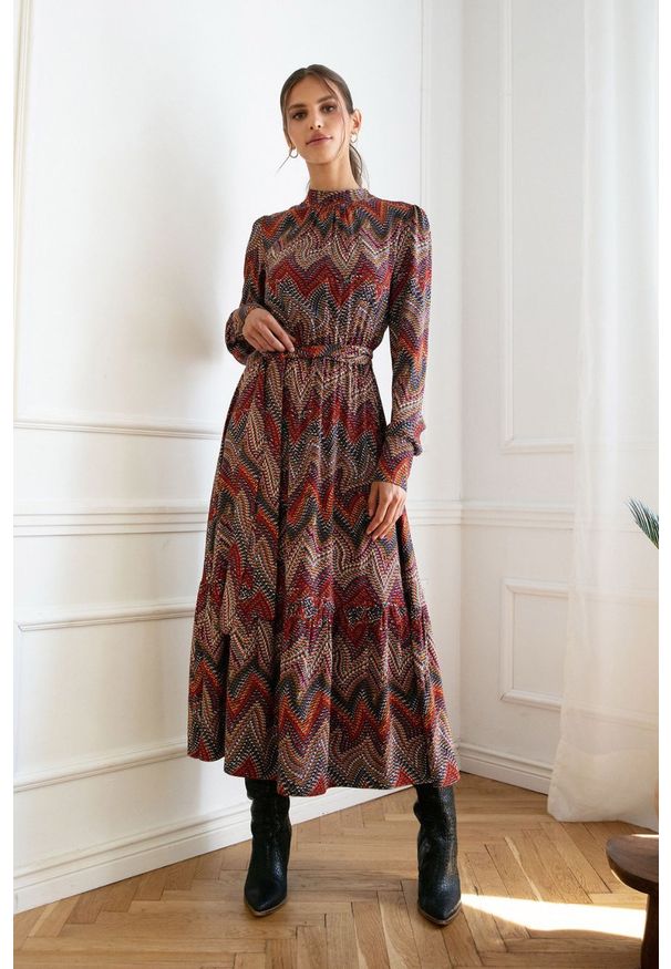 Stylove - Długa sukienka BOHO z falbankami i długim rękawem czerwona. Okazja: do pracy, na imprezę. Typ kołnierza: kołnierz z falbankami. Kolor: czerwony. Długość rękawa: długi rękaw. Styl: boho. Długość: maxi