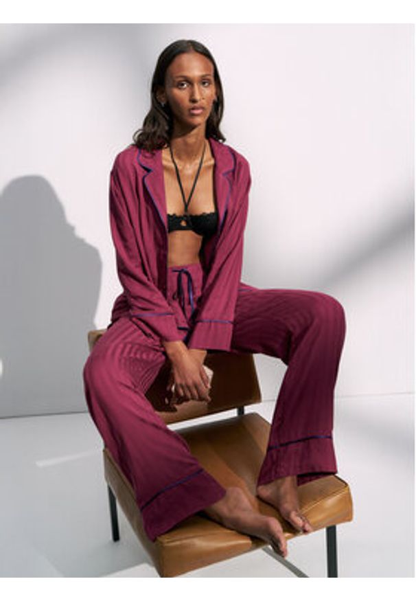 Triumph Biustonosz balkonetka That Night In Vegas 10224874 Czarny. Kolor: czarny. Materiał: syntetyk