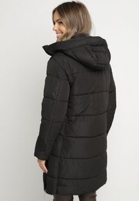 Born2be - Czarna Kurtka Pikowana z Kapturem i Suwakami po Bokach Lindrie. Okazja: na co dzień, na spacer. Typ kołnierza: kaptur. Kolor: czarny. Materiał: poliester, dzianina, jeans. Długość: długie. Styl: casual #4