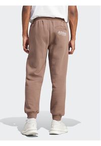 Adidas - adidas Spodnie dresowe IR8362 Brązowy Regular Fit. Kolor: brązowy. Materiał: bawełna, dresówka #4