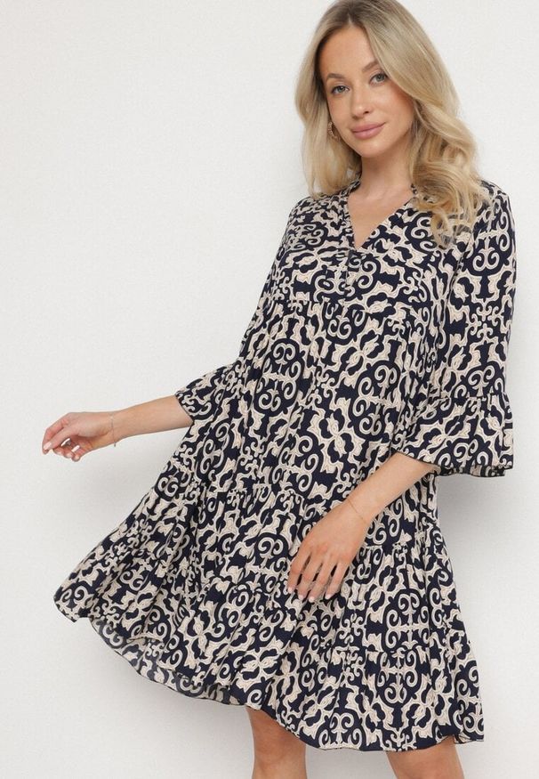 Born2be - Granatowa Sukienka Rozkloszowana z Bawełny w Etniczny Wzór Zalista. Okazja: na co dzień. Kolor: niebieski. Materiał: bawełna. Typ sukienki: rozkloszowane. Styl: casual, boho