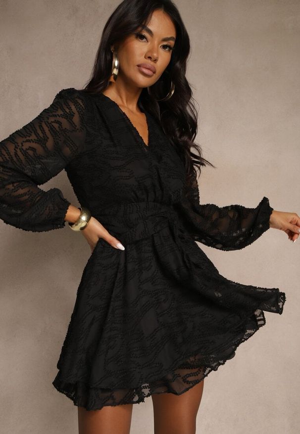 Renee - Czarna Rozkloszowana Sukienka z Siateczki z Ozdobnym Tłoczeniem Zenessalia. Kolor: czarny. Materiał: poliester, jeans. Typ sukienki: rozkloszowane. Styl: klasyczny, elegancki