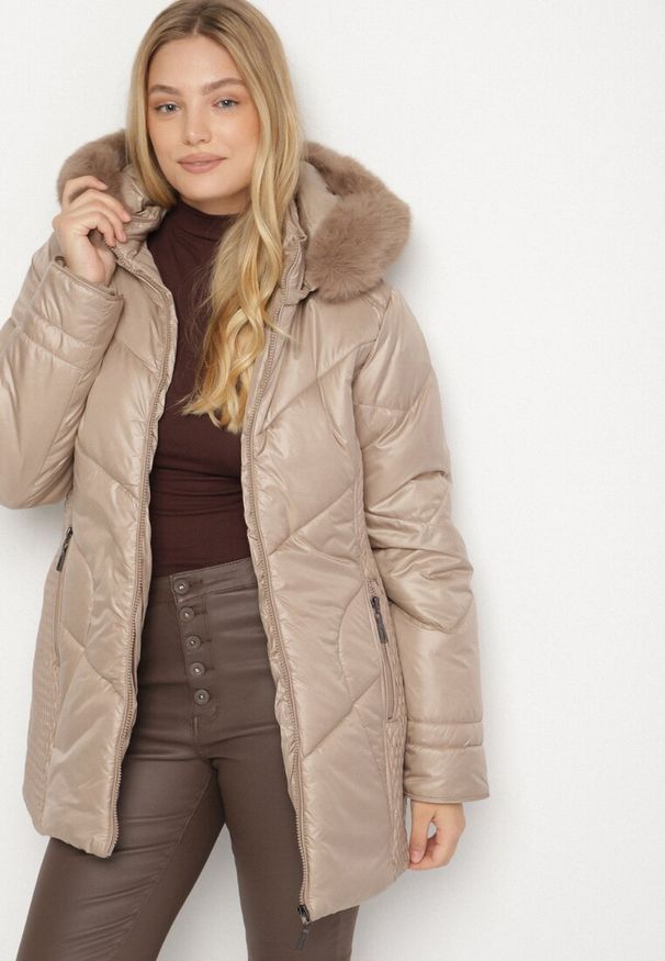Born2be - Beżowa Kurtka z Pikowanymi Przeszyciami i Kapturem z Futerkiem Vevea. Okazja: na spotkanie biznesowe, na co dzień, do pracy, na spacer. Kolekcja: plus size. Kolor: beżowy, brązowy. Materiał: futro. Styl: biznesowy, casual, elegancki