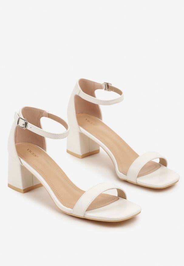 Renee - Białe Sandały Vices na Słupku z Kwadratowym Noskiem Galamia. Okazja: na co dzień. Kolor: biały. Materiał: jeans. Obcas: na słupku. Styl: klasyczny, elegancki, casual. Wysokość obcasa: średni