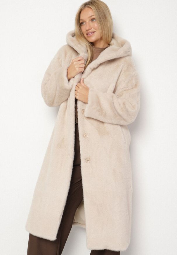 Born2be - Beżowy Płaszcz Pluszowy z Kapturem Zereta. Okazja: na co dzień, na imprezę. Typ kołnierza: kaptur. Kolor: beżowy. Materiał: jeans. Długość rękawa: długi rękaw. Długość: długie. Sezon: jesień, wiosna. Styl: elegancki, casual