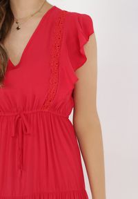 Born2be - Czerwona Sukienka Cileis. Typ kołnierza: kołnierz z falbankami. Kolor: czerwony. Materiał: wiskoza, koronka. Długość rękawa: krótki rękaw. Wzór: geometria. Długość: maxi #5
