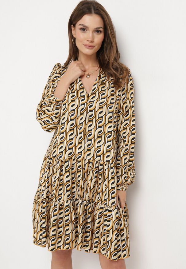 Born2be - Beżowa Rozkloszowana Sukienka Mini z Falbanką Naike. Kolor: beżowy. Materiał: tkanina. Wzór: aplikacja. Długość: mini