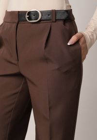 Born2be - Brązowe Garniturowe Spodnie VICES na Kant z Wszytym Paskiem z Klamrą Azivore. Okazja: na co dzień, na spotkanie biznesowe. Kolor: brązowy. Styl: casual, biznesowy, elegancki #4